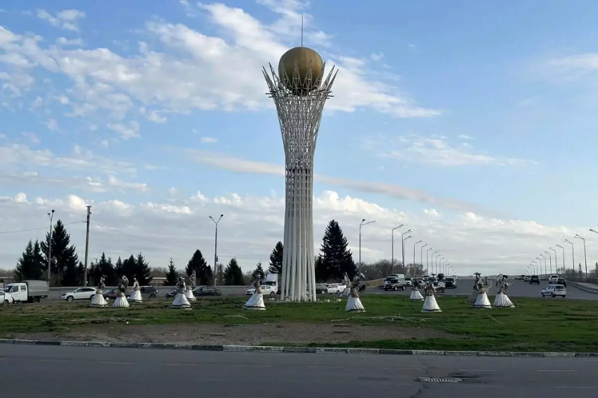 Монумент «Байтерек» демонтируют в Усть-Каменогорске (ВИДЕО)