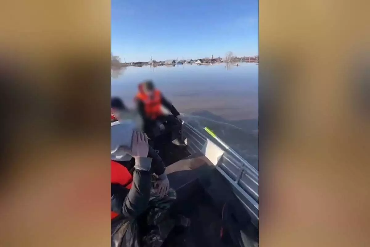 Мужчин на надувной лодке в затопленном районе Петропавловска остановила полиция (ВИДЕО)