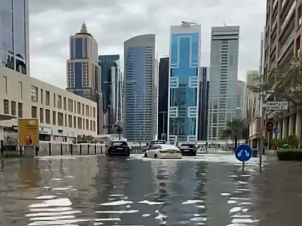 Дубай затопило из-за сильного дождя