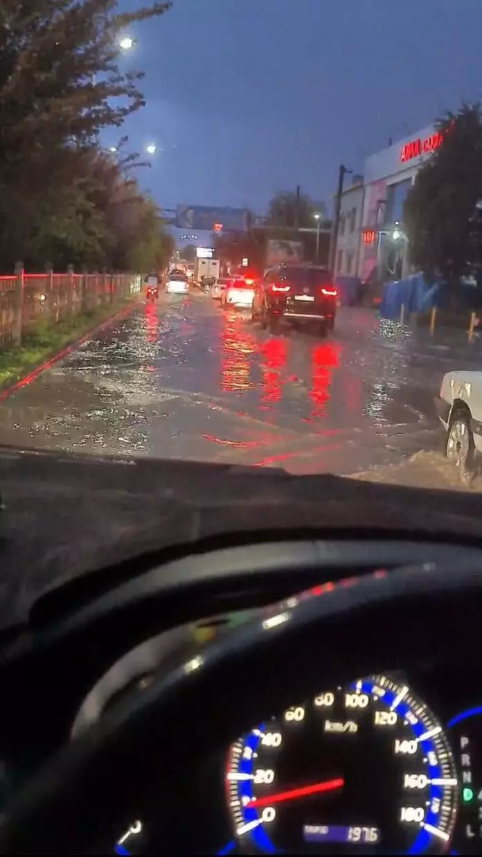 Проливные дожди затопили улицы и бизнес-объекты Шымкента
