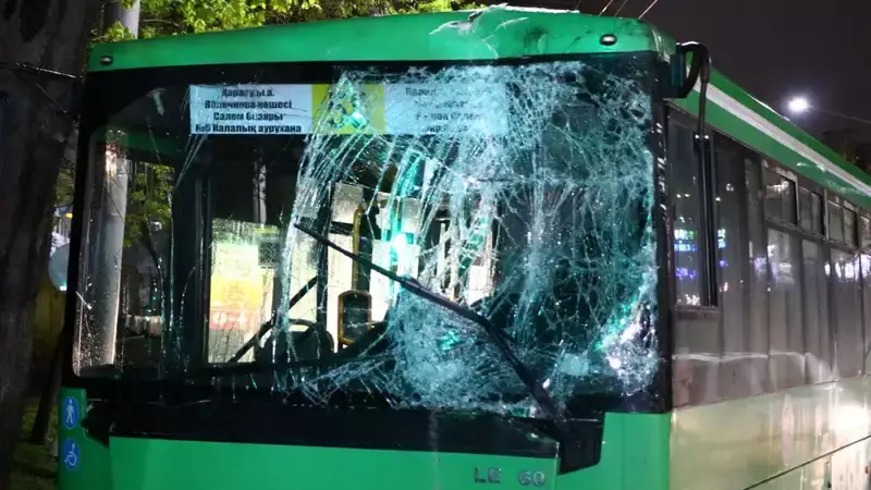 Два автобуса столкнулись напротив торгового центра в Алматы