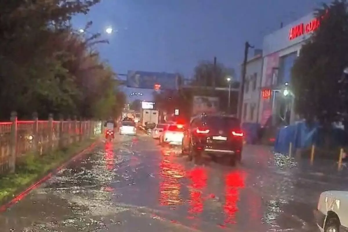 Сильный ливень в Шымкенте затопил дороги и улицы (ВИДЕО)