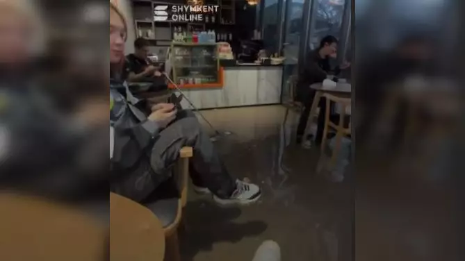 Супермаркет и кофейню затопило в Шымкенте после дождя