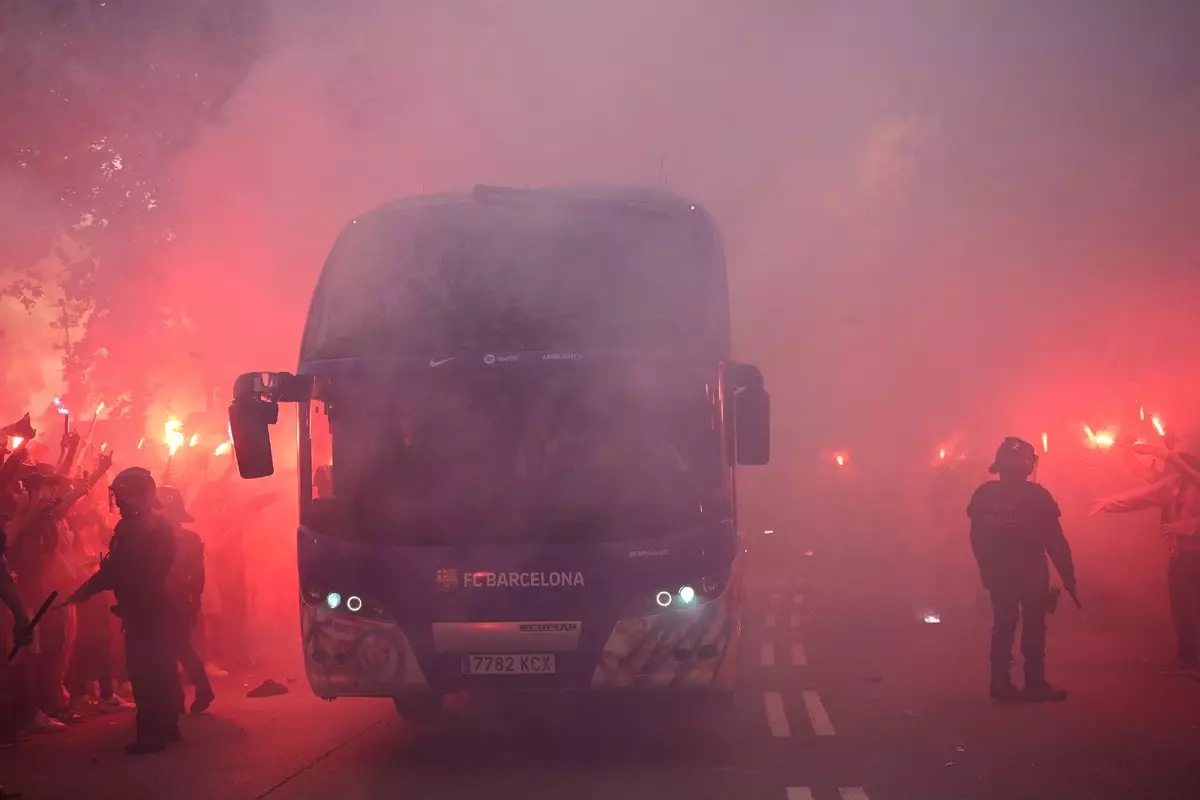 Фанаты «Барселоны» перед матчем с «ПСЖ» закидали петардами автобус своей команды