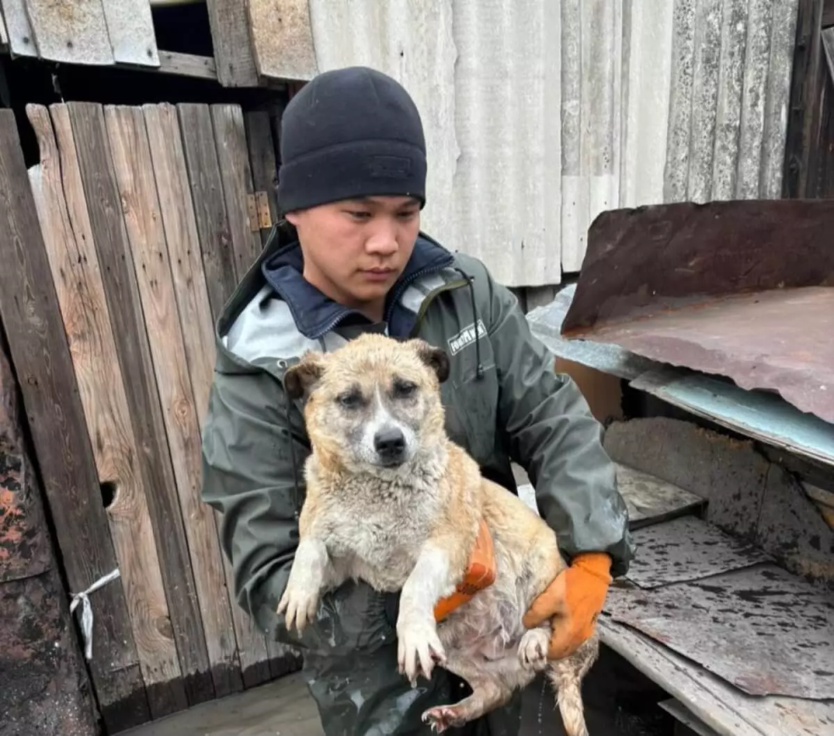 Алматинские спасатели помогают пострадавшим в паводках в СКО
