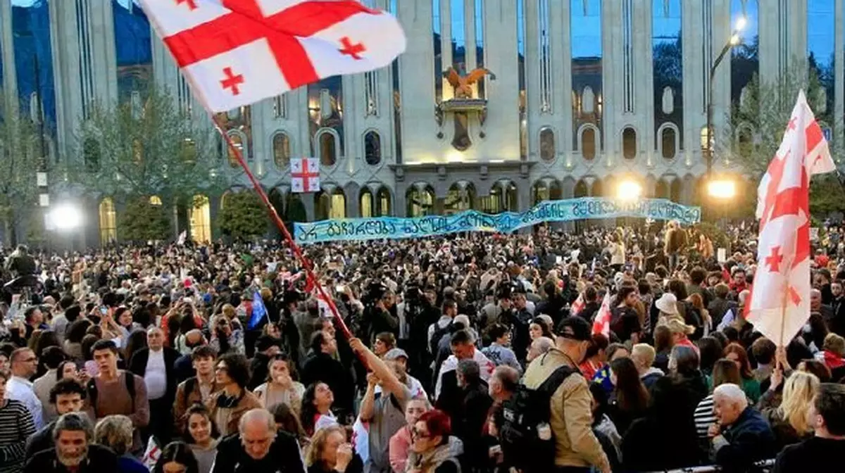 Грузия парламентінің жанына 15 мыңға жуық наразылық білдіруші жиналды