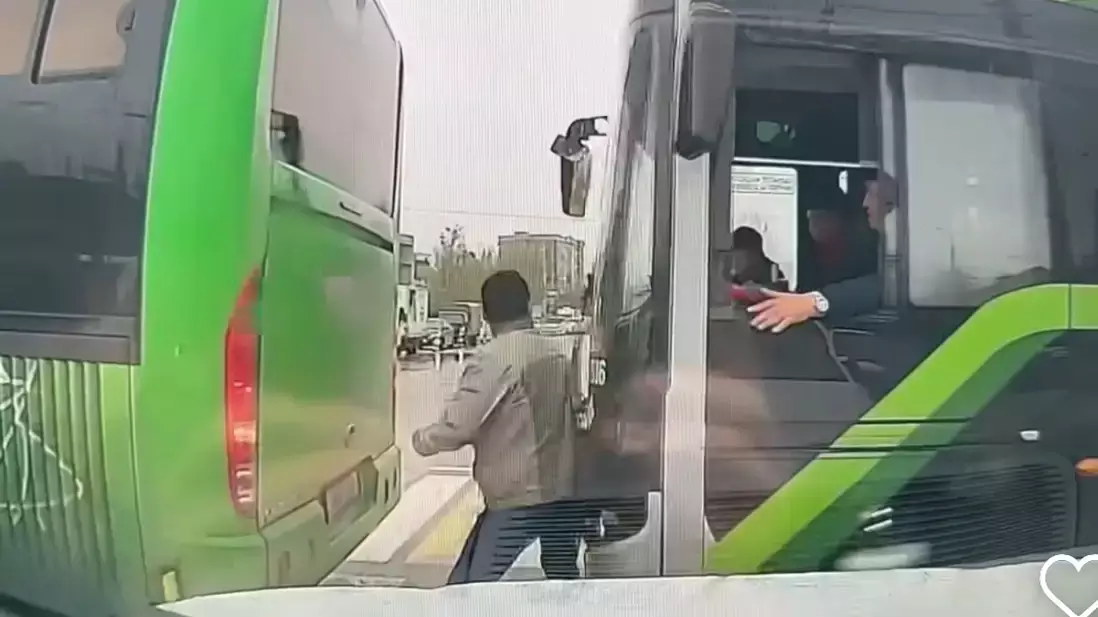 Пешеход и водитель автобуса повздорили на проезжей части в Алматинской области