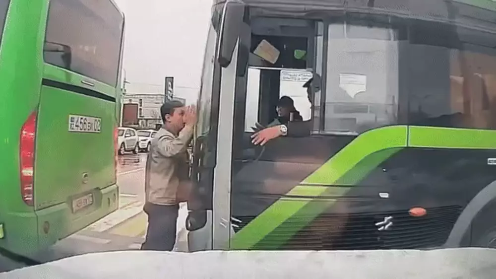 "Автобус чуть не запечатал парня": чем закончился конфликт на дороге в Алматы