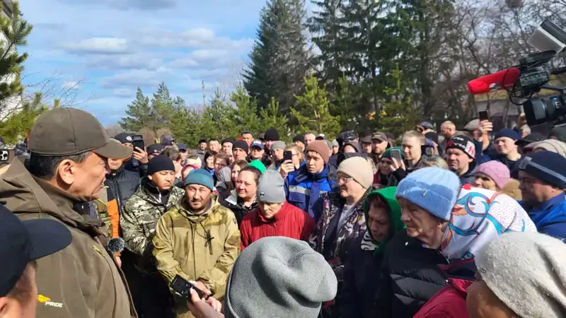 Аким СКО встретился с жителями "отрезанного села" большой водой