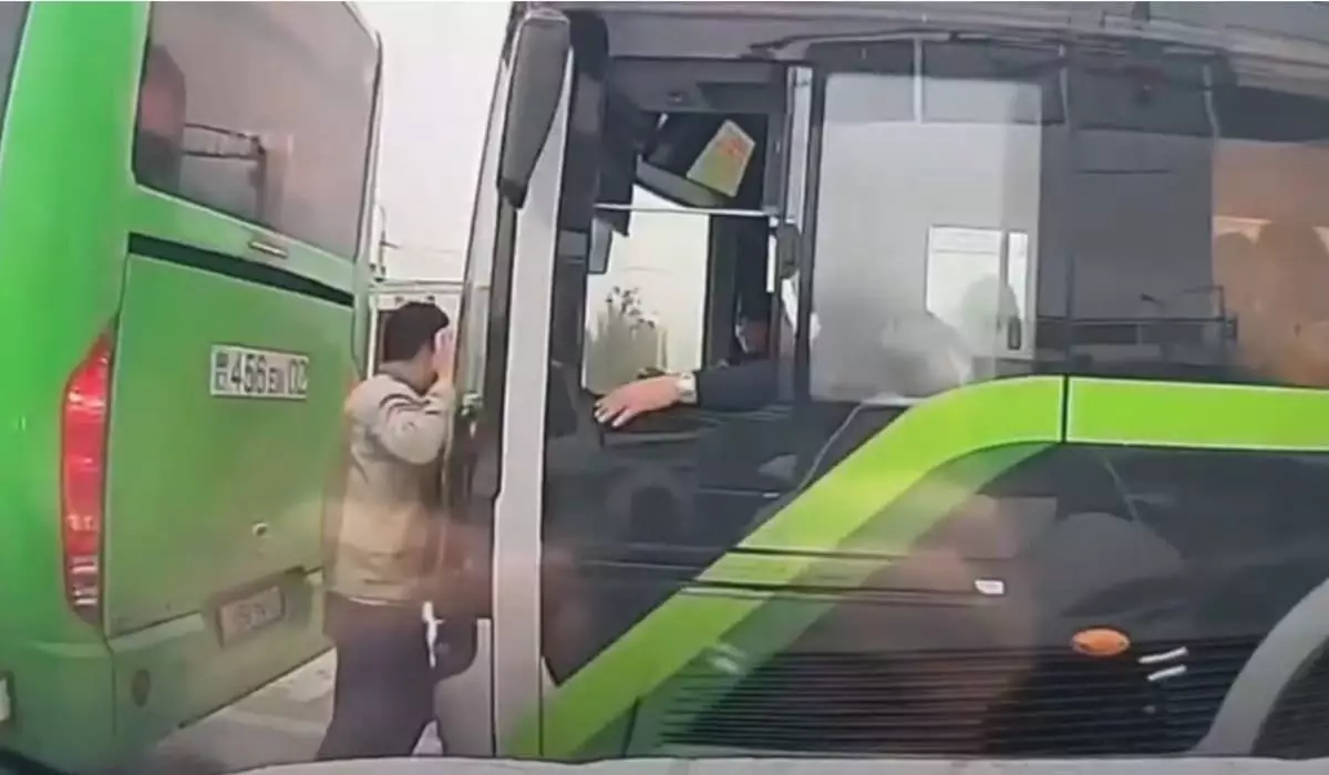 Мужчину чуть не придавил автобус в Алматы (ВИДЕО)