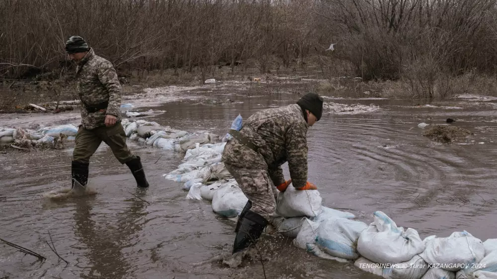 Депутат предложил наградить борцов с паводками в Казахстане
