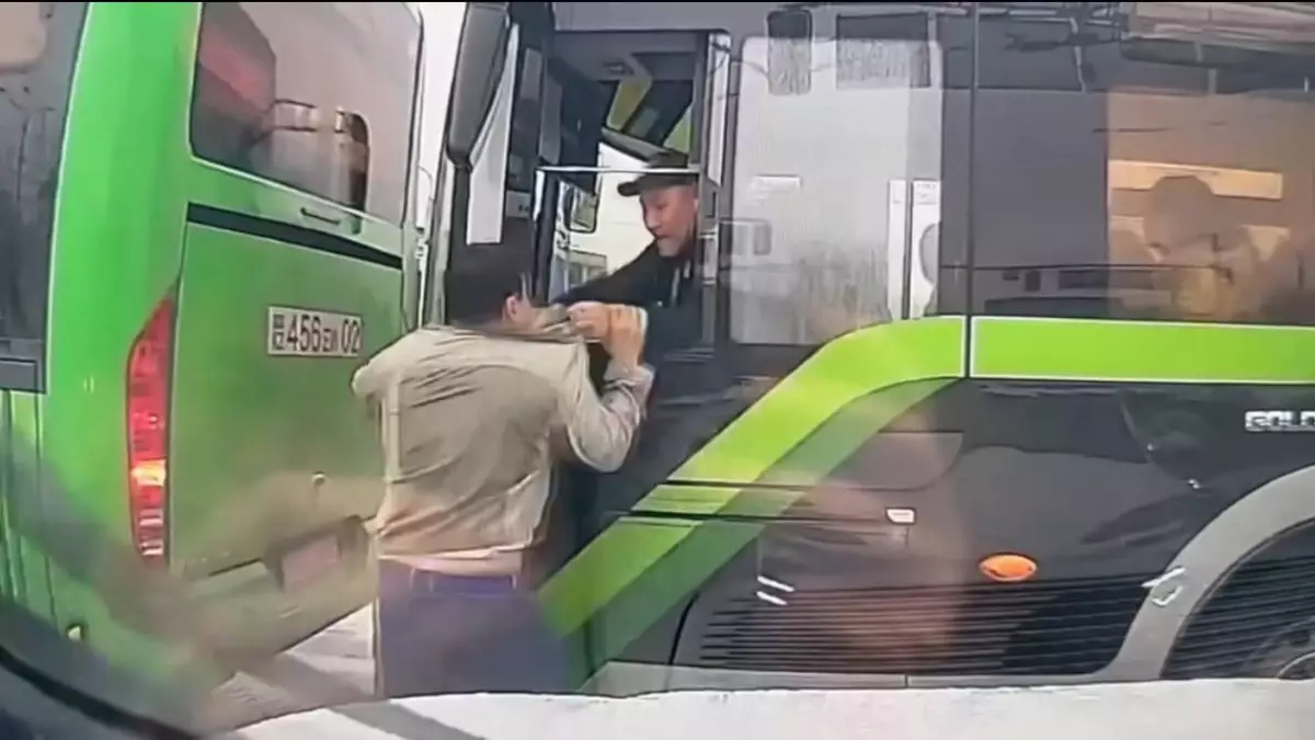 Алматыда автобус жүргізушісі тәртіп бұзып, адамды басып кете жаздады