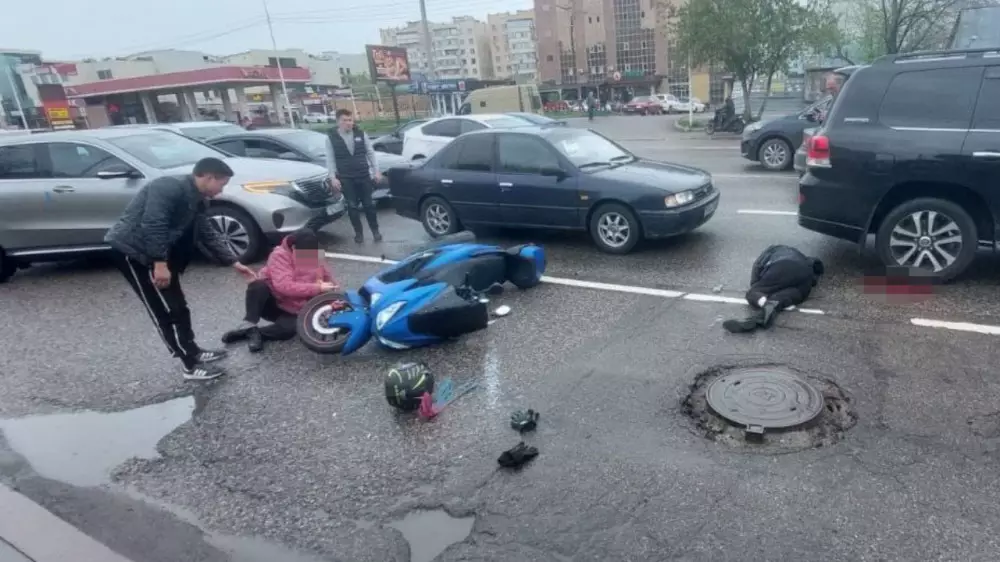 Мопедист сбил двух женщин в Алматы
