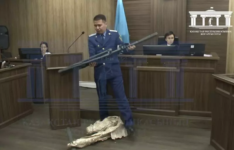 В суде продемонстрировали штатив, которым Бишимбаев выломал дверь в туалете в ресторане