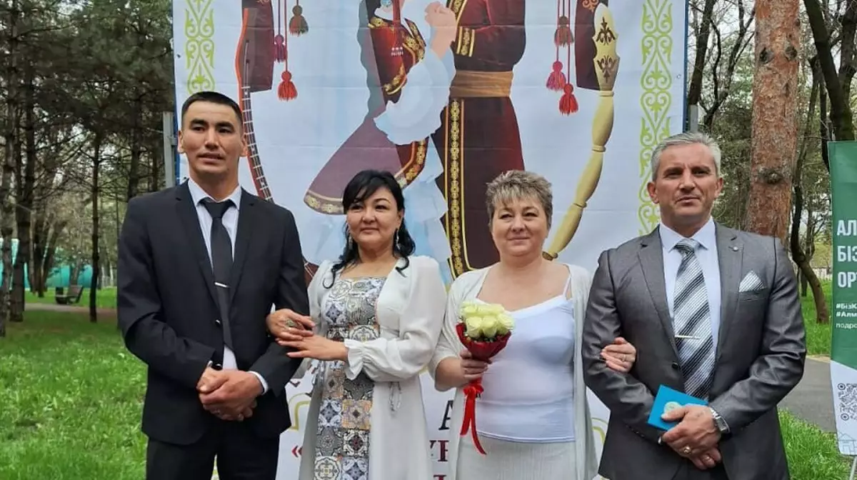 В Алматы открыли Аллею молодоженов