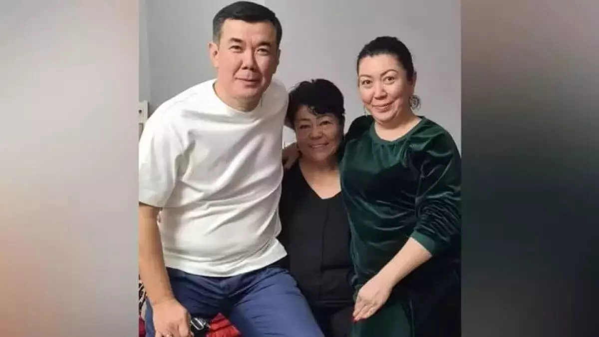 "Похож на маму": Нурлан Коянбаев повторил детское фото с мамой и сестрой