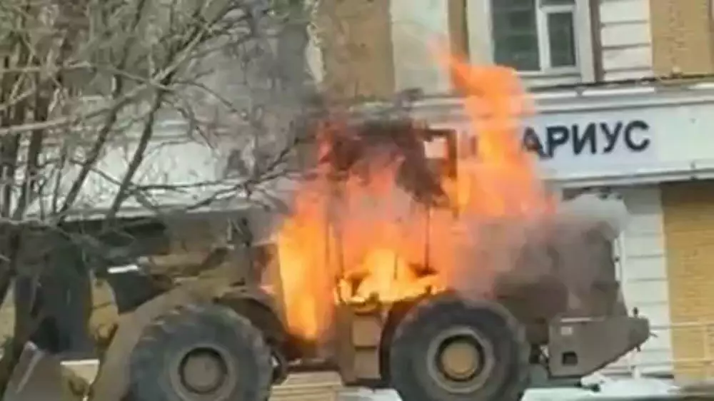 Погрузчик загорелся на оживленной улице в Астане