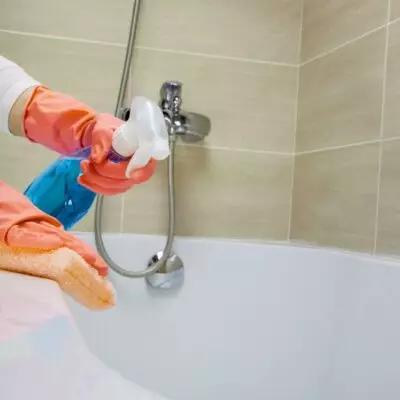 Как быстро и эффективно избавиться от желтых пятен на ванной