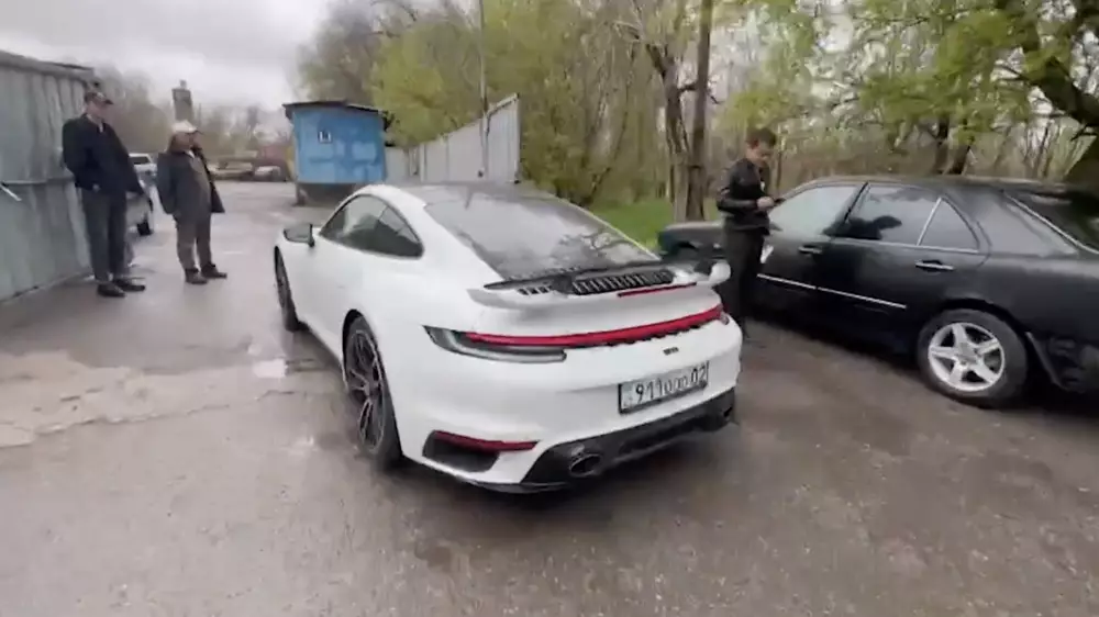 Дрифтовавший на оживленной улице алматинец на Porsche задержан