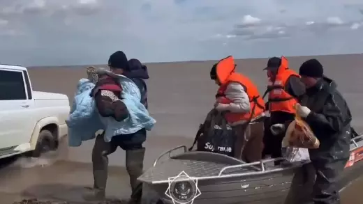 Спасатели на лодке доставили годовалого малыша в больницу в Акмолинской области