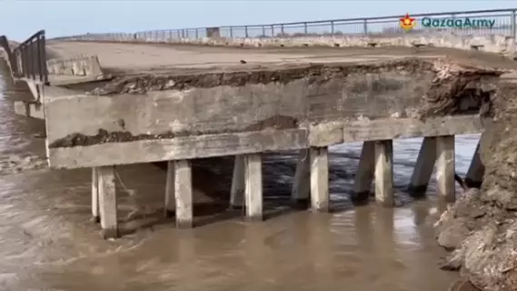 В Акмолинской области восстанавливают дорогу после обрушения моста