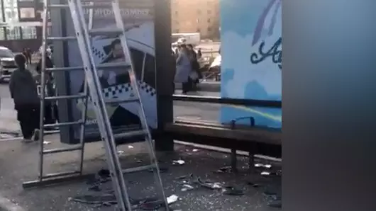 Рекламный щит упал на остановку в Актобе: есть пострадавшие