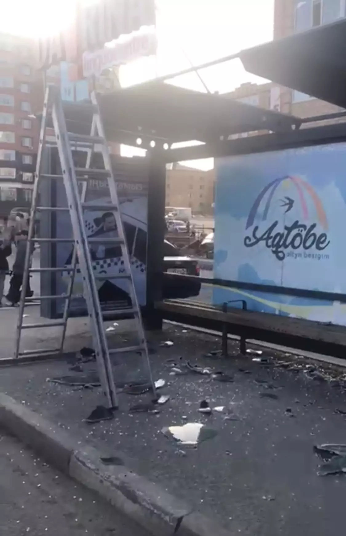 Три человека пострадали при падении рекламного щита в Актобе
