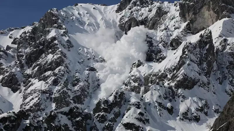 Десять больших лавин сошли в горах Алматы