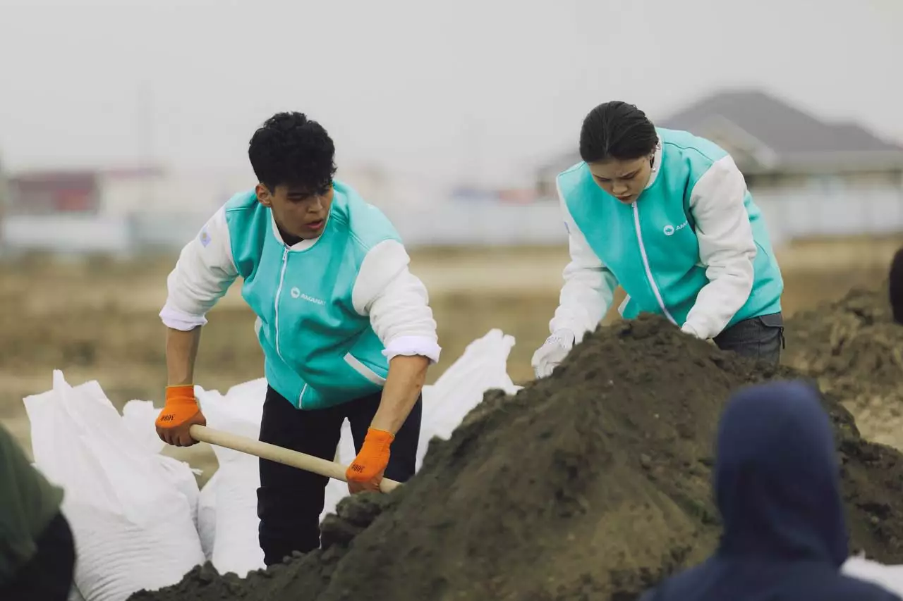 3000 волонтеров «Жастар Рухы» борются с последствиями наводнения