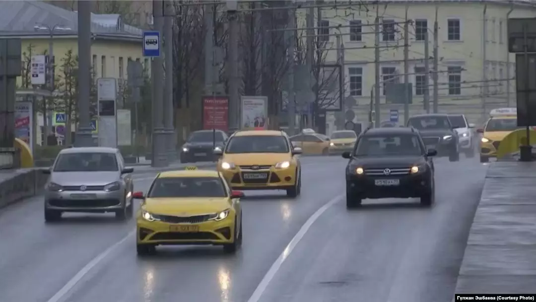 Мигрантам запретили работать таксистами в двух регионах России