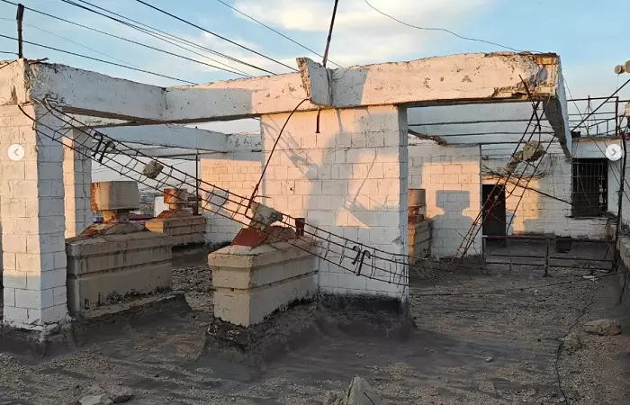 В Актау на крыше многоквартирного дома происходят обрушения конструкций