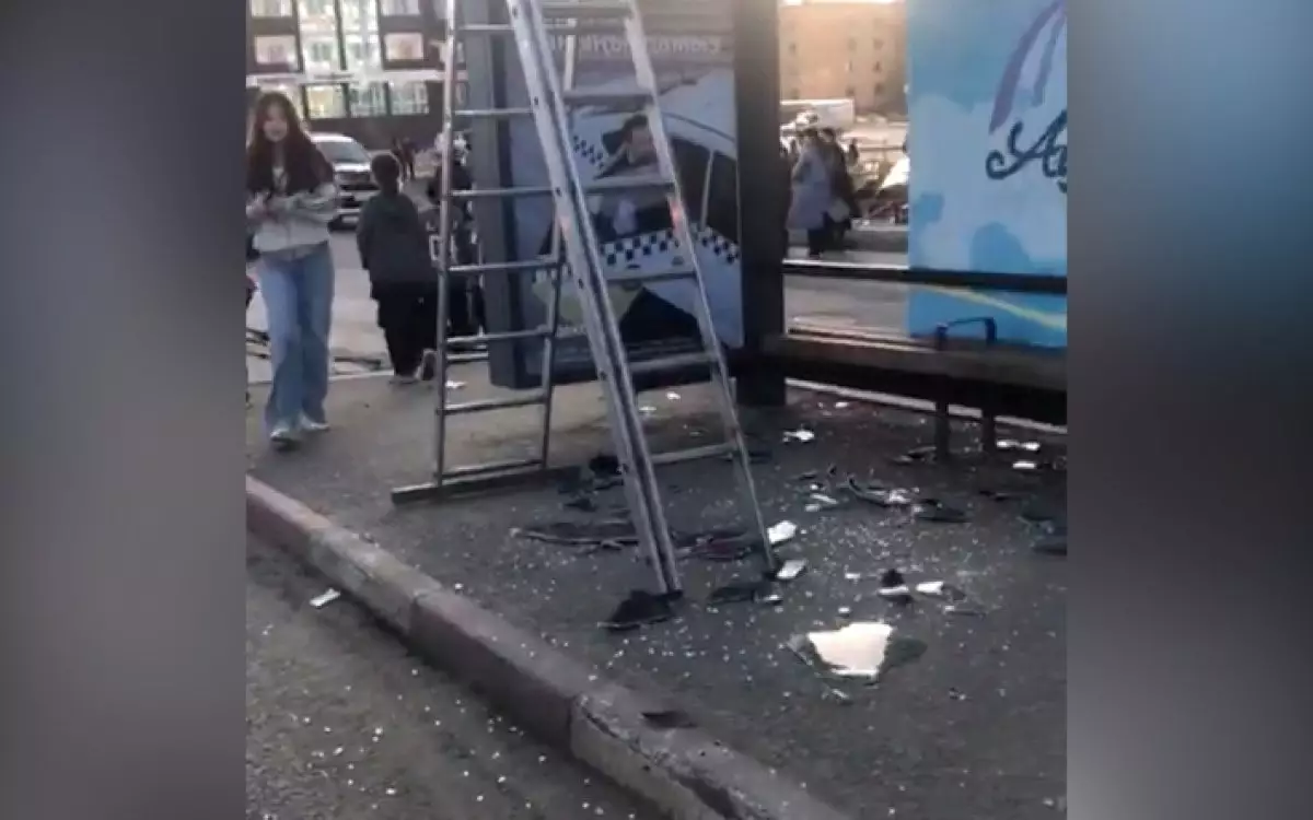 Рекламный щит рухнул на людей в Актобе: что известно о состоянии пострадавших