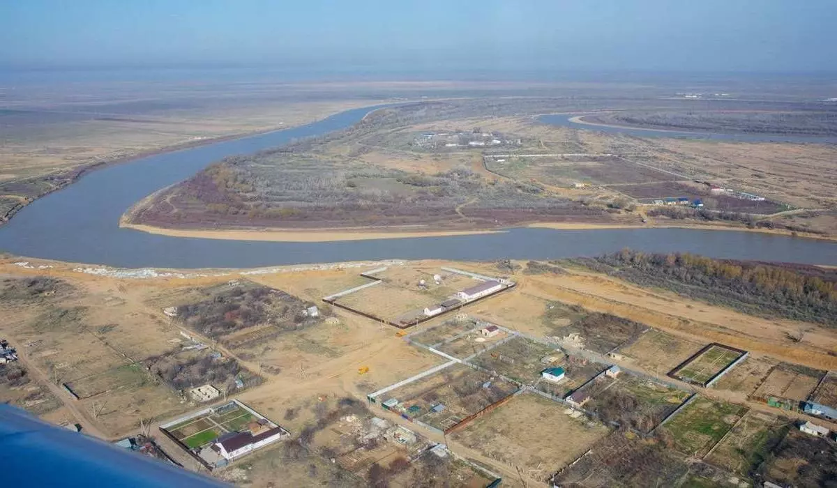Уровень воды продолжает расти в казахстанской части реки Урал
