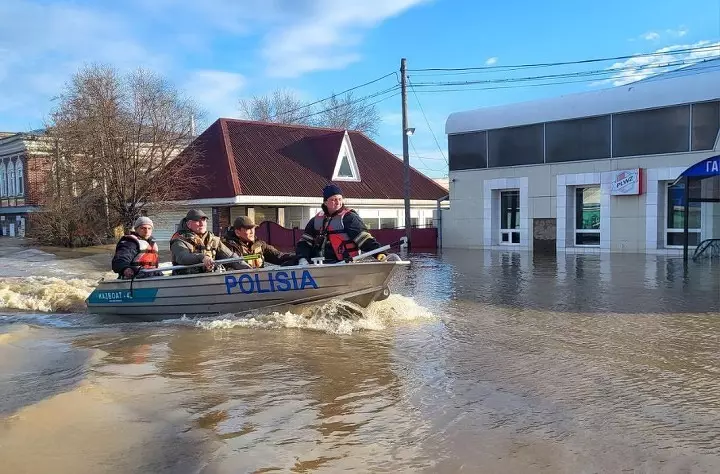 Семь человек пропали без вести во время паводков в Казахстане