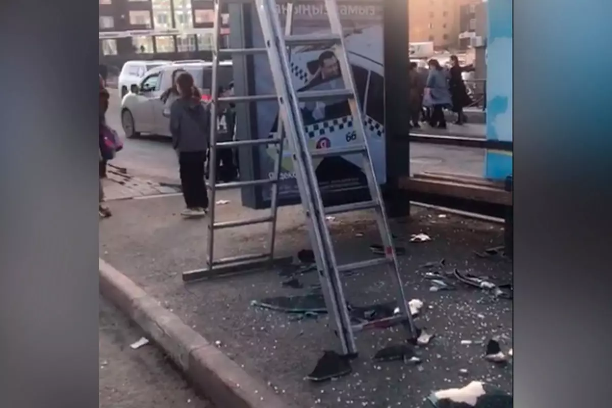 Автобуса не дождались: несколько женщин пострадали на остановке в Актобе
