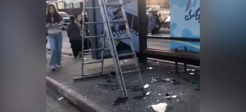 При падении рекламного щита на остановку пострадали трое женщин в Актобе