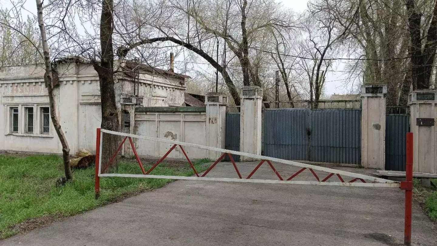 В Алматы на месте семейного приюта хотят построить детскую колонию