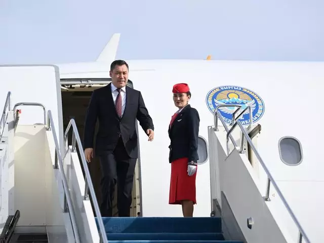Глава государства встретил в аэропорту президента Кыргызстана   