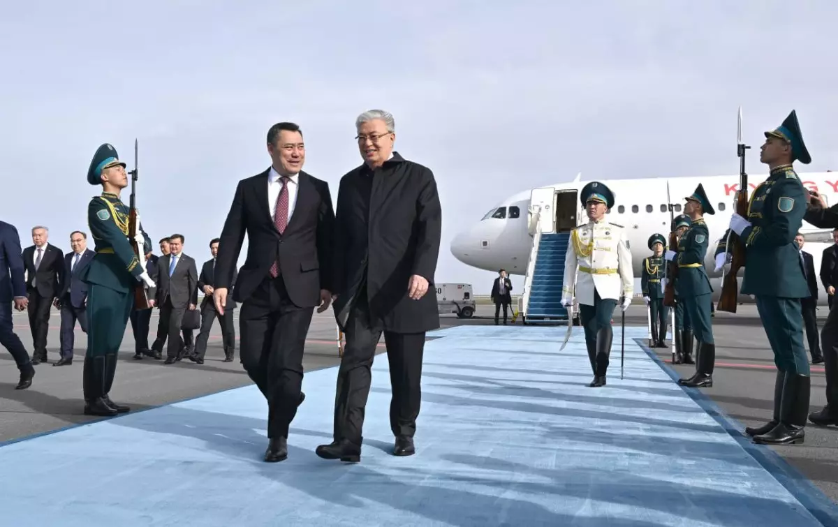 Тоқаев Қырғызстан Президенті елорда әуежайында қарсы алды