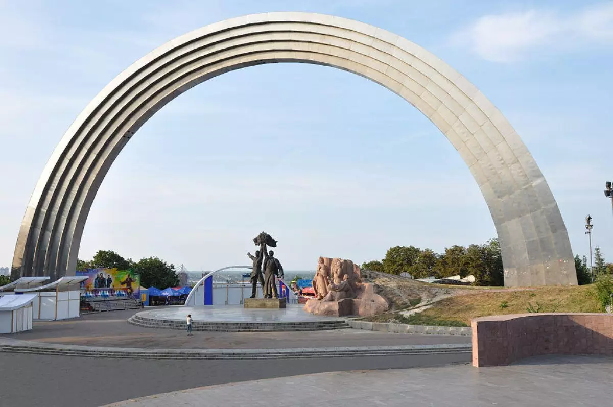 «Ресей саясатының символы»: Украинада «Халықтар достығы» қақпасы ескерткіш мәртебесінен айырылды