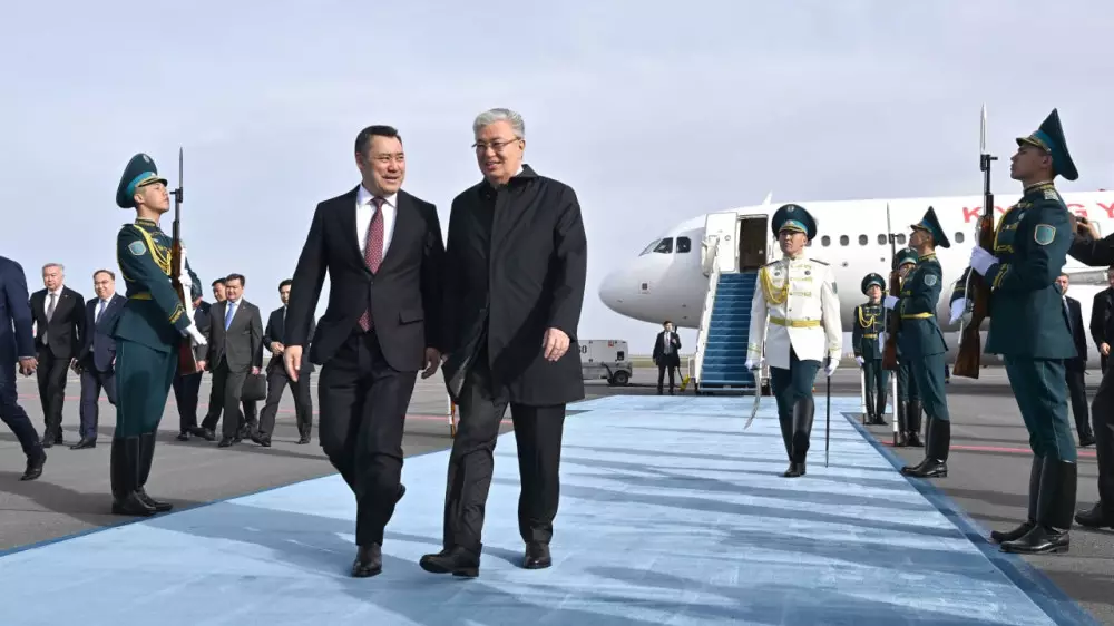 Тоқаев Қырғызстан президентін Астана әуежайында қарсы алды