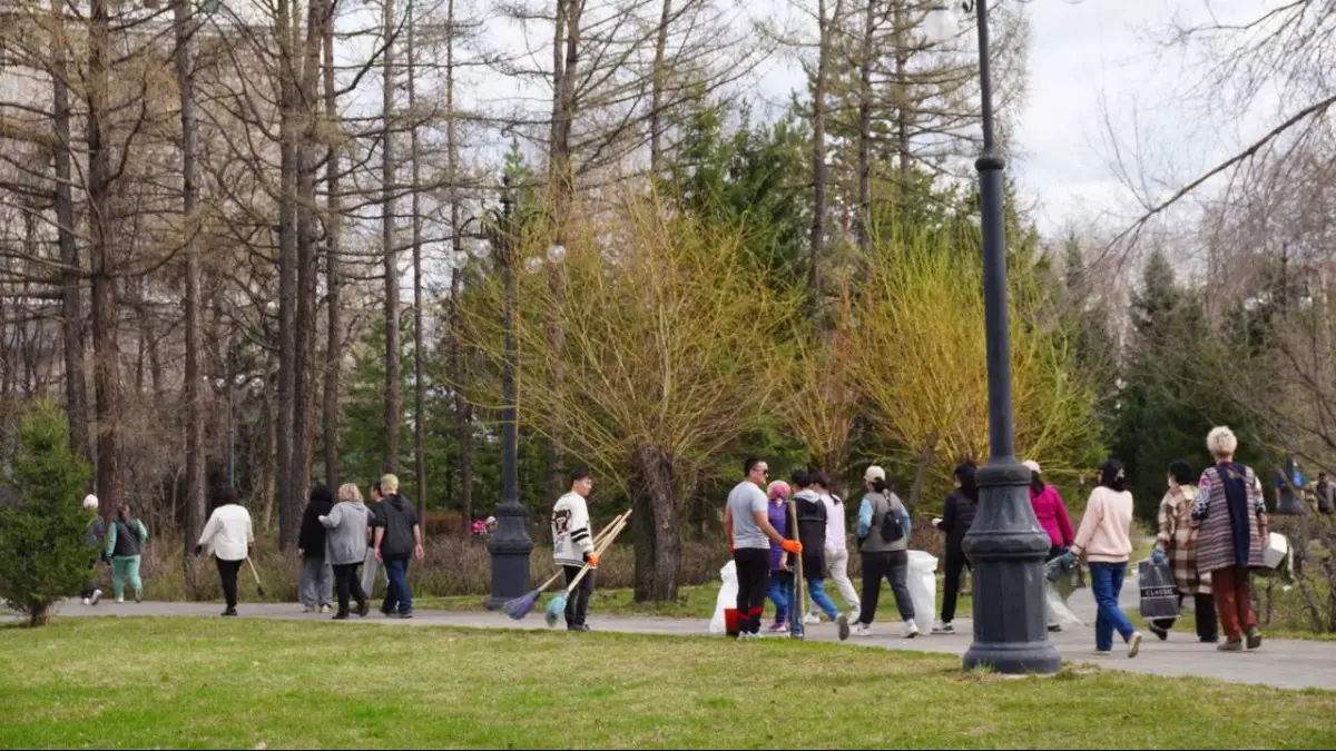 Свыше 140 человек приняли участие в уборке парка Жамбыла в Усть-Каменогорске
