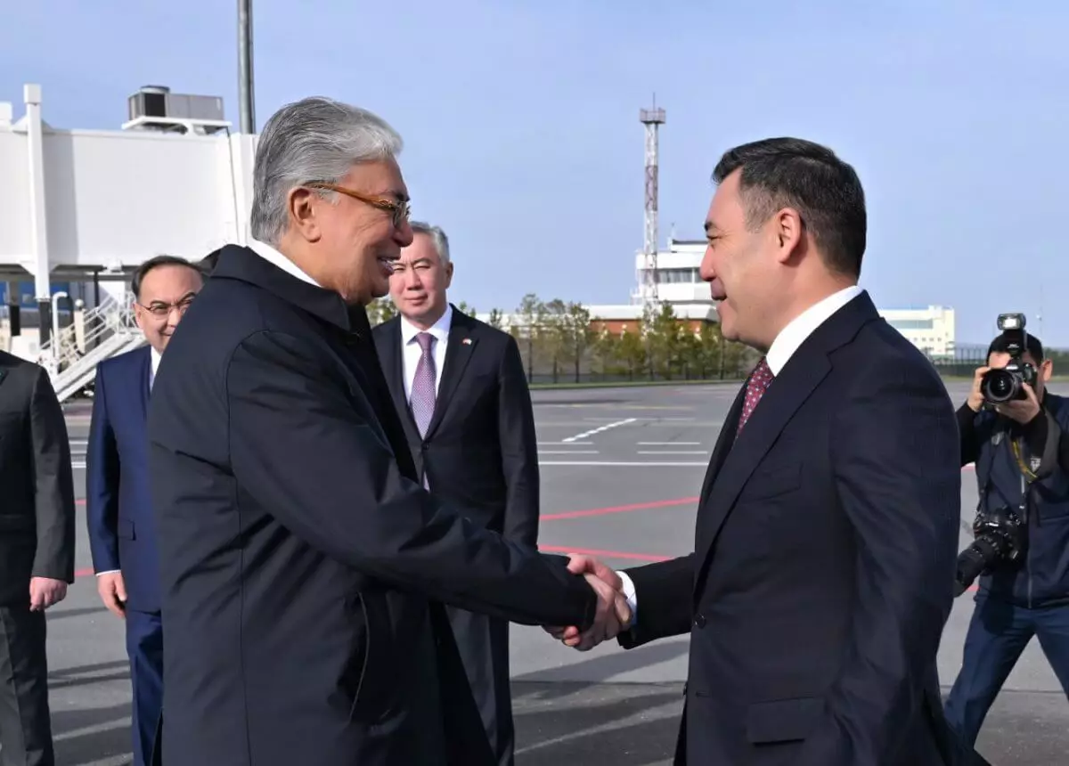 Тоқаев Қырғызстан президентін Астана әуежайында күтіп алды