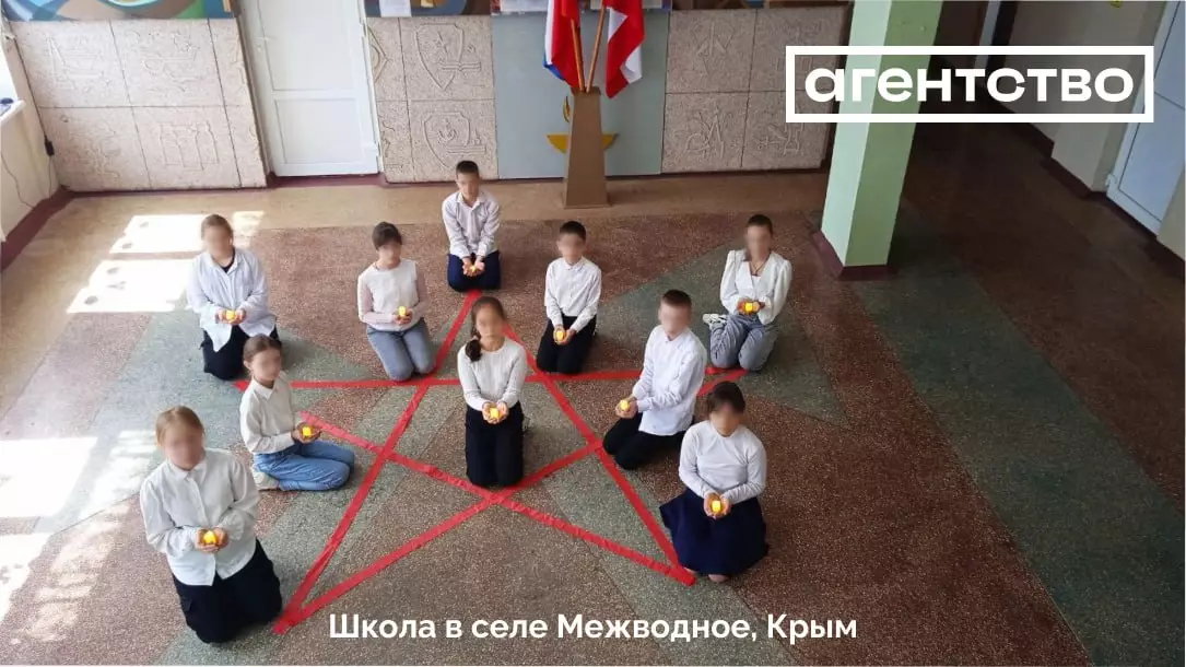 Школьников начали ставить на колени в знак памяти о «геноциде советского народа» в России
