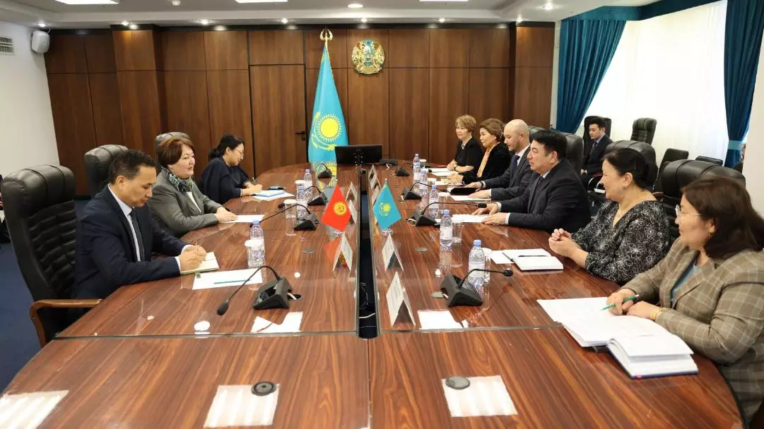 Министр просвещения Казахстана провел встречу с министром образования и науки Кыргызстана