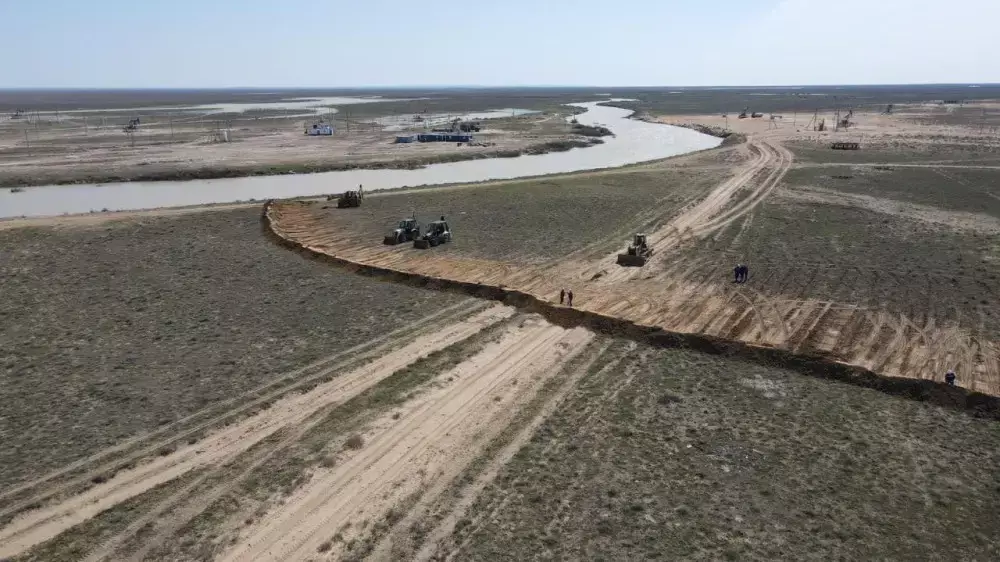 Сотни нефтяных скважин приостановили работу из-за паводков в Казахстане