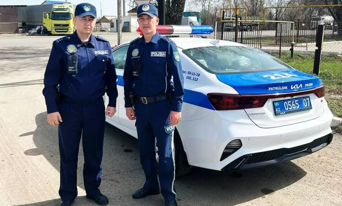 Полицейские в Уральске спасли автоледи, которой стало плохо за рулем