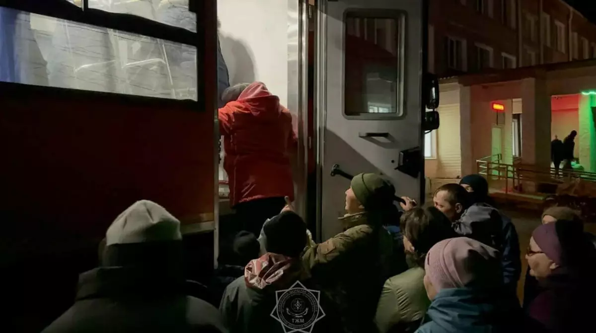 Спасатели продолжают эвакуацию сельчан на севере Казахстана