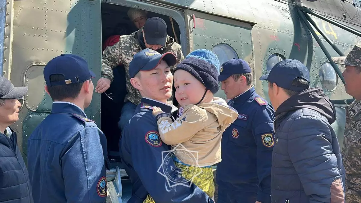Паводки в Казахстане: почти 20 тысяч человек вернулись домой