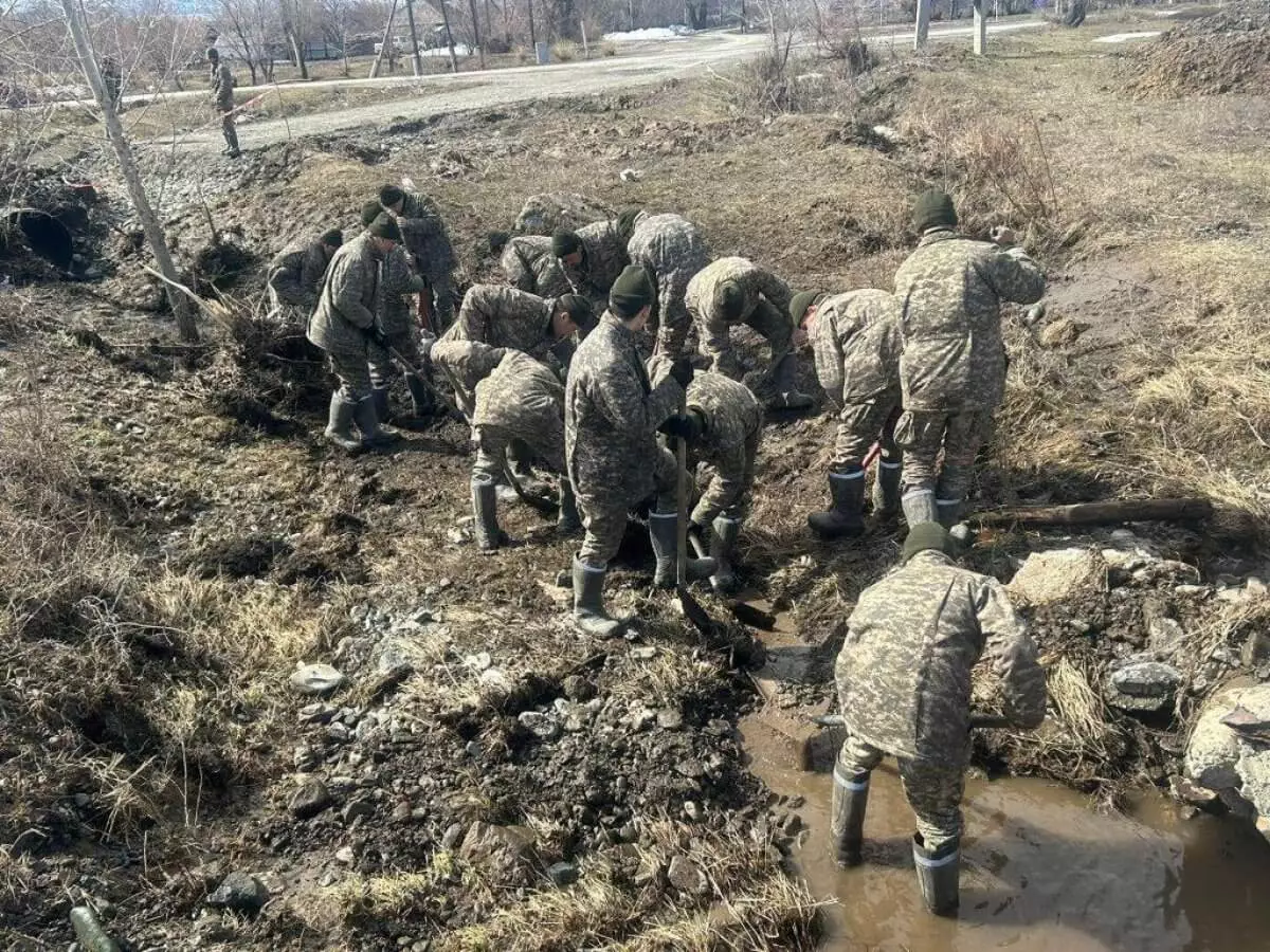 Военных из области Абай поблагодарили за помощь в борьбе с паводками